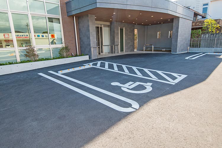 身障者用駐車スペース