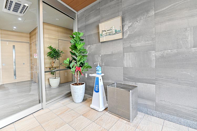 風除室内にアルコール消毒を設置